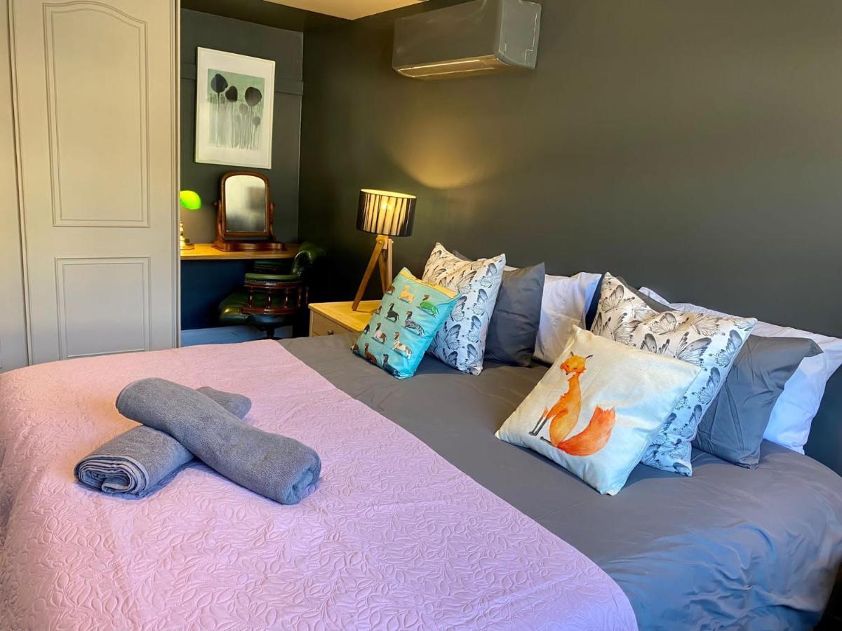 Well Cottage: A Cotswold Cottage At The Heart Of The Village Of Crudwell Eksteriør bilde