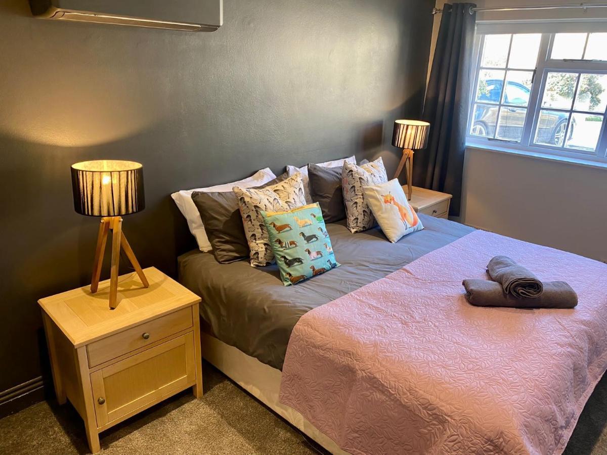 Well Cottage: A Cotswold Cottage At The Heart Of The Village Of Crudwell Eksteriør bilde
