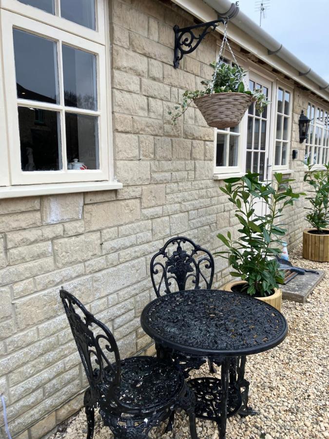 Well Cottage: A Cotswold Cottage At The Heart Of The Village Of Crudwell Eksteriør bilde